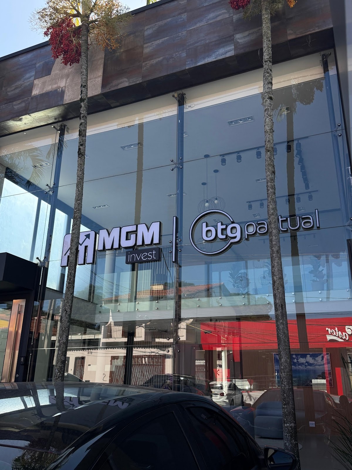 Fachada do escritório da MGM Invest, com o letreiro da MGM Invest e do BTG Pactual na vidraça
